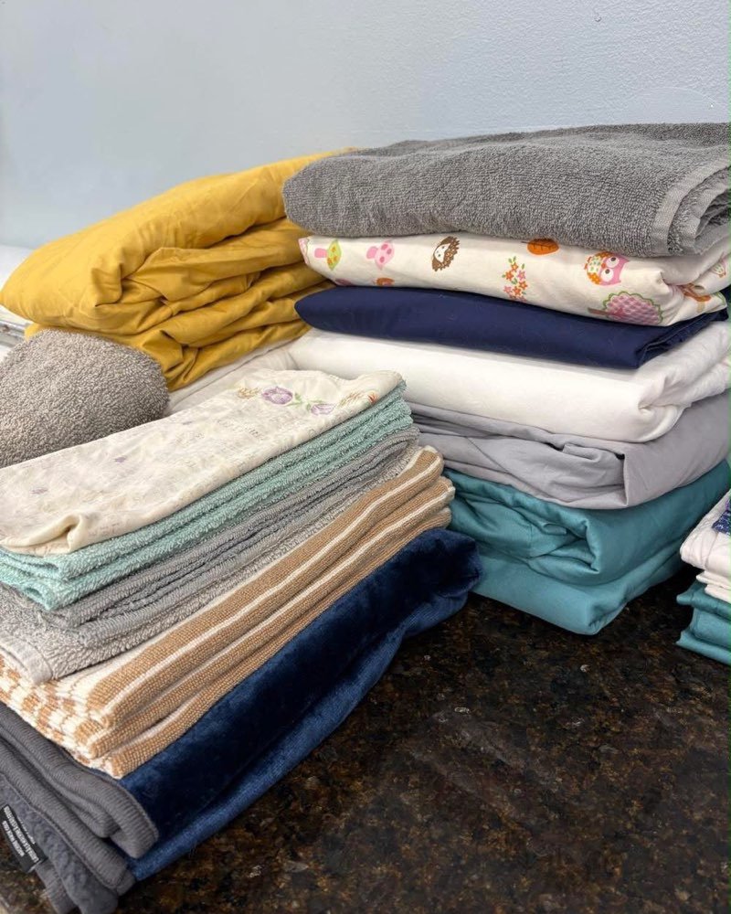 Folded sheets and towels in mixed colors